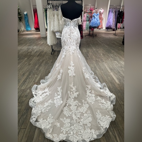 Sophia Tolli Amaya Fit and Flare wedding dress with Detachable sleeves - Picture 5 of 8